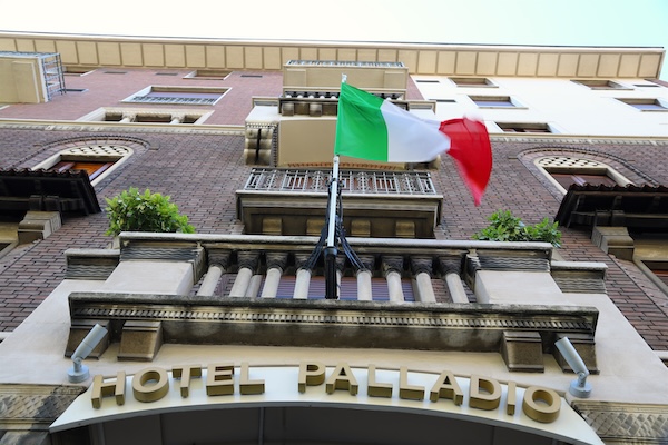 Hotel Palladio Milano esposizione bandiera
